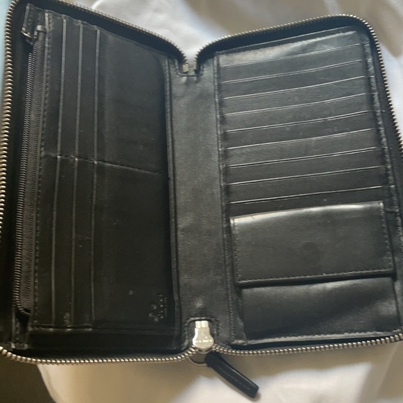 Black Authentic Gucci Guccisuma zip wallet - Picture 2 of 2